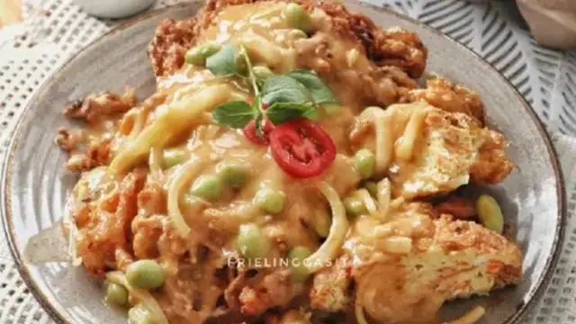 Resep fuyunghai ayam saus telur asin. (dok. Cookpad @frielinggasit)