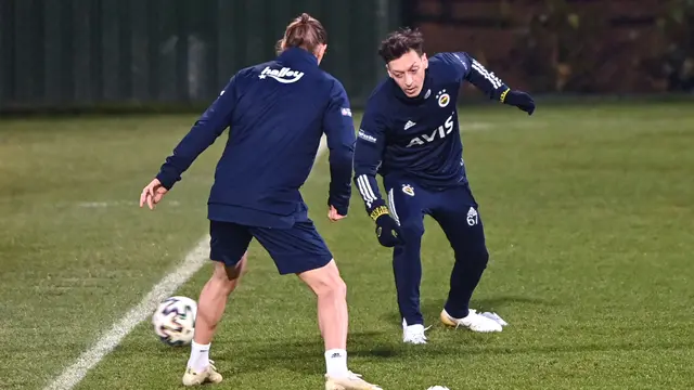 FOTO: Latihan Perdana Mesut Ozil dengan Fenerbache