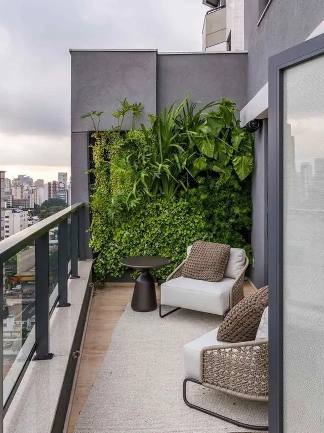 Desain Balkon Terbuka dengan Tanaman Merambat di Dinding