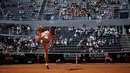Aksi Maria Sharapova mengembalikan bola petenis asal AS, Christina Mchale pada turnamen tenis Italia Terbuka di Foro Italico, Roma (15/5). Juara turnamen Grand Slam lima kali ini  tampil di Roma dengan fasilitas wild card. (AP Photo/Andrew Medichini)