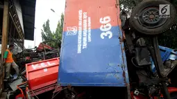 Penampakan bangkai armada truk sampah di Kantor Suku Dinas Lingkungan Hidup, Jakarta Barat, Selasa (27/3). Truk-truk tersebut menunggu antrean lelang yang sudah dilaporkan sejak Desember 2017. (Liputan6.com/JohanTallo)