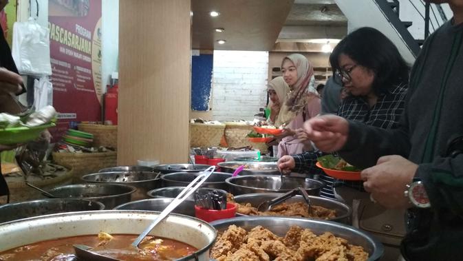 Antrian pelanggan Nasi Jamblang Mang Dul Cirebon. Foto (Liputan6.com / Panji Prayitno)