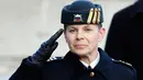 Mayor Jenderal, Alenka Ermenc memberi hormat selama upacara serah terima jabatan di Ljubljana, Rabu (28/11). Ermenc ditunjuk langsung oleh Presiden Borut Pahor memimpin angkatan bersenjata di Negara Eropa Timur tersebut. (AP/Darko Bandic)