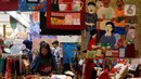 Pengunjung sedang melihat-lihat di both pameran International Handicraft Trade Fair (Inacraft) di Jakarta Convention Center (JCC), Jakarta, Jumat (1/3/2024). (Liputan6.com/Herman Zakharia)