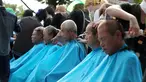 Warga Seongju beramai-ramai mencukur rambut saat protes terhadap keputusan pemerintah yang menempatkan alat pertahanan anti rudal AS Terminal High Altitude Area Defence (THAAD) di Seongju, Korea Selatan, Senin (15/8).( Reuters/Kim Jun- beom)