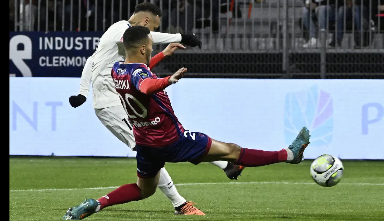 Gol pembuka PSG hadir saat laga baru berjalan enam menit. Neymar berhasil mengkonversi umpan terobos Lionel Messi menjadi gol. (AFP/Thierry Zoccolan)