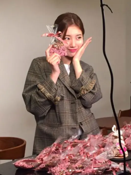 Sebuah kabar menyebutkan jika cokelat tersebut akan dibagikan saat fanmeeting yang akan digelar pada waktu dekat. Memang Suzy senang memberikan hadiah pada saat fanmeeting. (Foto: instagram.com/classique_chocolate)