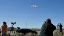 Pesawat terbesar di dunia, Stratolaunch, melakukan penerbangan pertamanya di Mojave, California, AS pada 13 April 2019. Pesawat ini memiliki dua badan terpisah yang disatukan sayap sepanjang 117 meter - seluas lapangan sepak bola Amerika. (REUTERS/Gene Blevins)