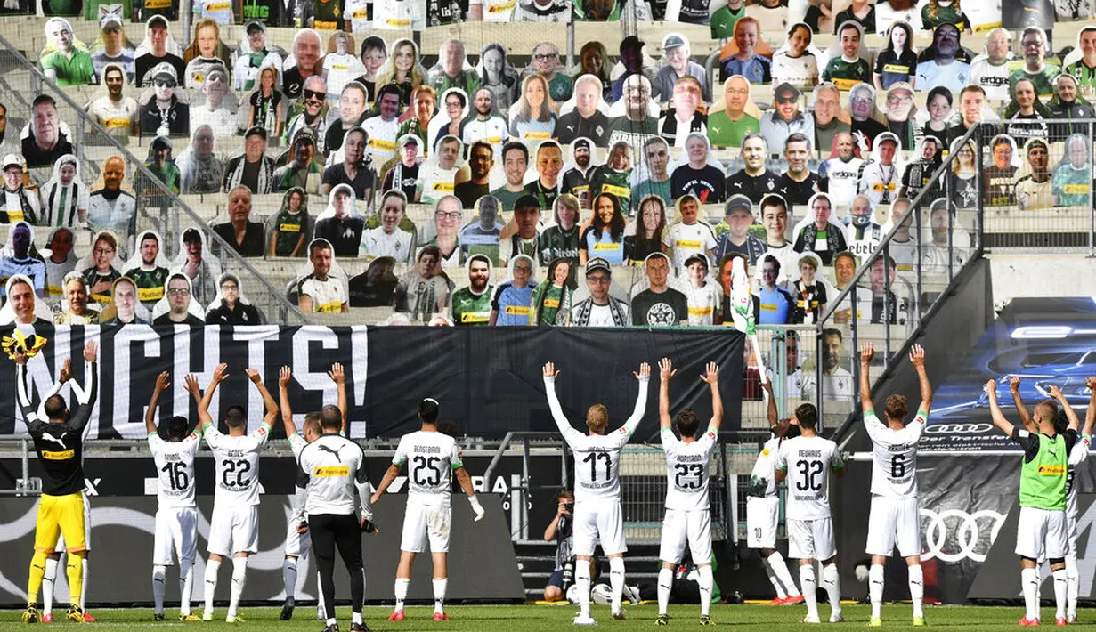 Para pemain Borussia Moenchengladbach merayakan kemenangan atas Union Berlin pada laga Bundesliga di Stadion Borussia-Park, Minggu (31/5/2020). Moenchengladbach menang 4-1 atas Union Berlin. (AP/Martin Meissner)