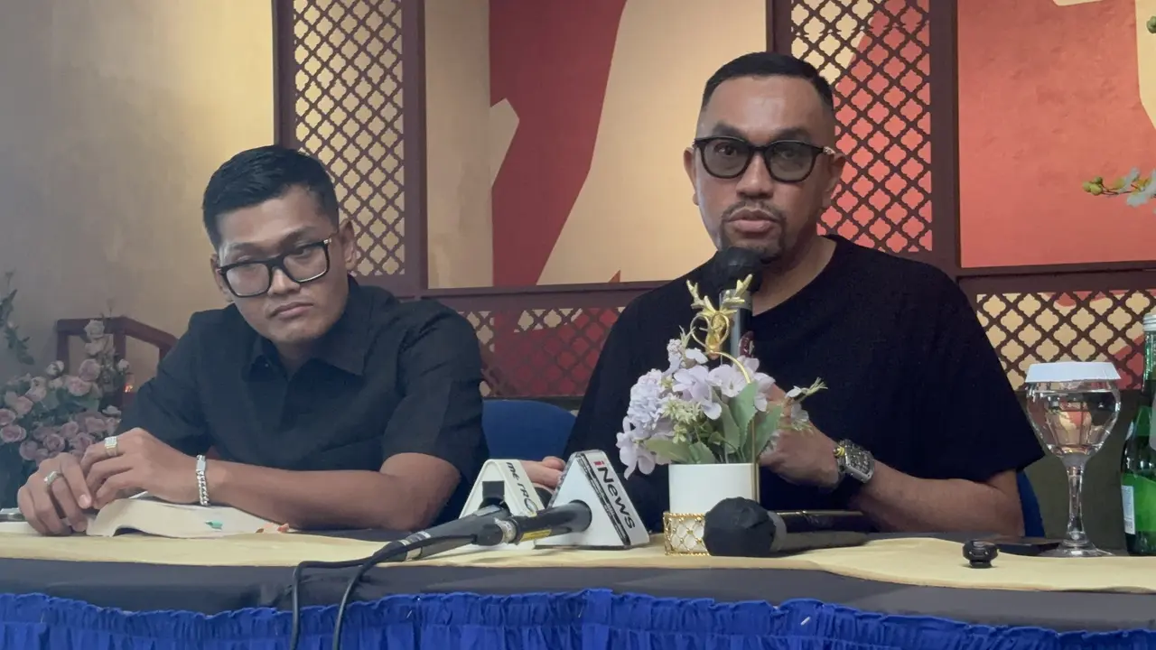 Wakil Ketua Komisi III DPR Ahmad Sahroni (kanan) saat konferensi pers di bilangan Jaksel, Sabtu (11/4/2026) (Liputan6.com/Ady Anugrahadi)