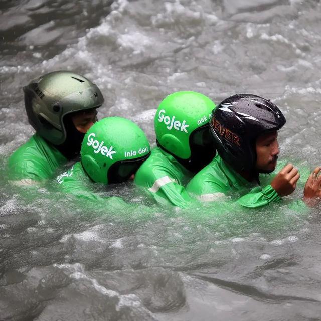 Kumpulan Potret Warga Jakarta Menghadapi Banjir dengan Santai pada 2030 Mendatang (Instagram @smashedbyusagi)