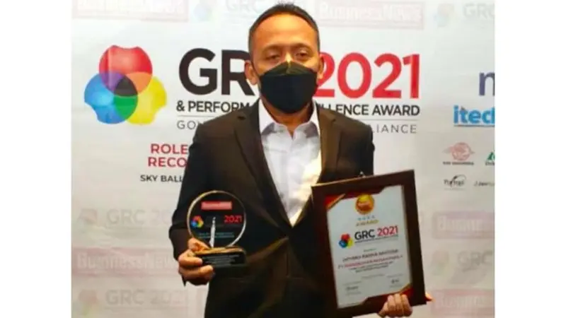 CEO PTPN V Jatmiko K Santosa memperlihatkan dua penghargaan yang diraih perusahaannya.