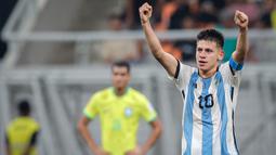 Selebrasi pemain Timnas Argentina U-17, Claudio Echeverri (kanan), setelah mencetak gol ke gawang Brasil U-17 dalam pertandingan perempat final Piala Dunia U-17 2023 yang berlangsung di Jakarta International Stadium, Jumat (24/11/2023). (Bola.com/Bagaskara Lazuardi)
