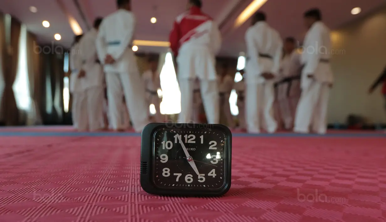 Waktu yang singkat membuat Karateka Indonesia terus berlatih mematangkan teknik dan fisik sebelum bertanding pada ajang SEA Games 2017 di The Belezza, Permata Hijau, Jakarta, Senin (07/8/2017). (Bola.com/Nicklas Hanoatubun)