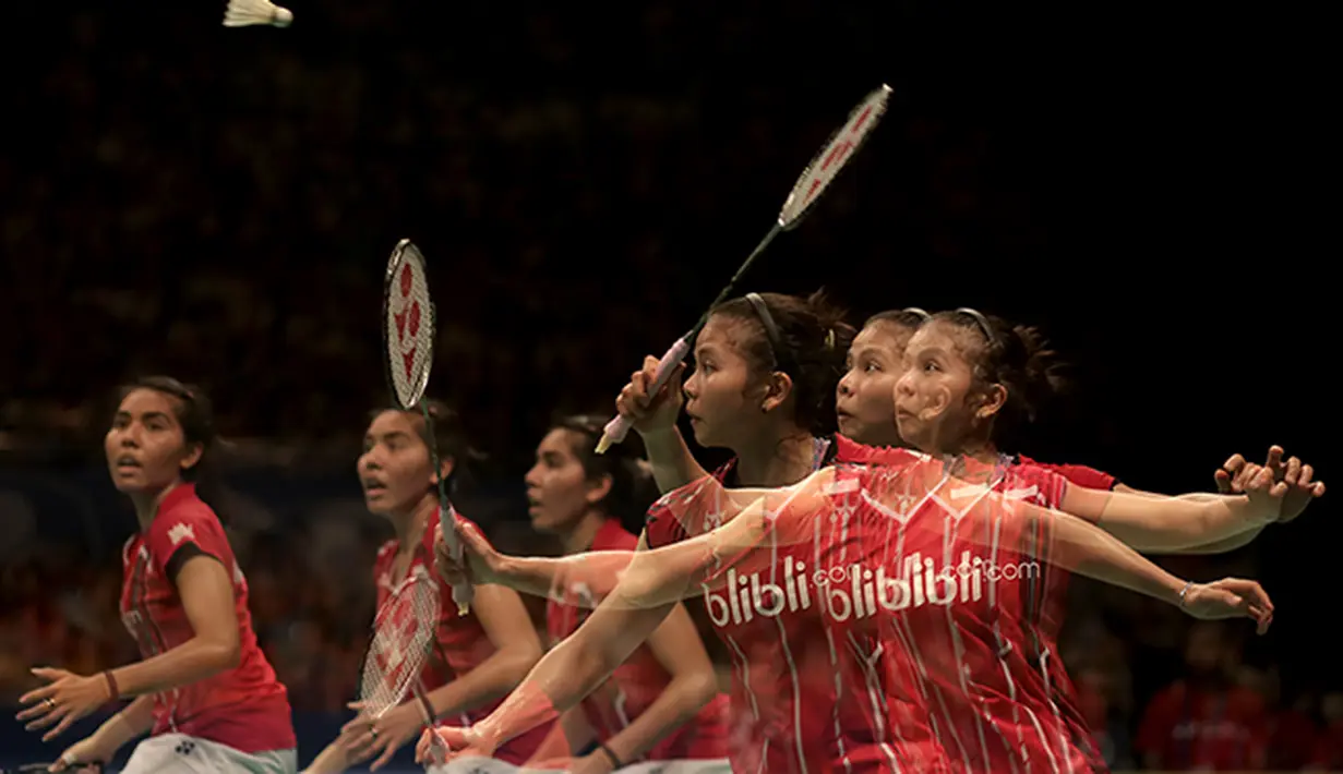 Greysia Polii/Nitya Krishinda Maheswara ganda puteri Indonesia gagal menjadi juara setelah kalah dari  Tang Jinhua/Tian Qing di final BCA Indonesia Open Premier Super Series 2015 di Istora Senayan Jakarta. (Bola.com/Peksi Cahyo)