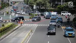 Sejumlah kendaraan melintas di Jalan Merdeka Barat, Jakarta, Rabu (19/6/2019). Hari ini jalan tersebut dibuka untuk umum di tengah berlangsungnya sidang ketiga sengketa Pilpres 2019. (Liputan6.com/Faizal Fanani)