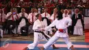 Sejumlah juri memperhatikan peserta yang tampil dalam Kejuaraan Dunia Karate SKIF 2016 di Jiexpo Kemayoran, Jakarta, Minggu (28/8). Kegiatan yang berlangsung dari 26-28 Agustus tersebut diikuti peserta berbagai negara. (Liputan6.com/Faizal Fanani)