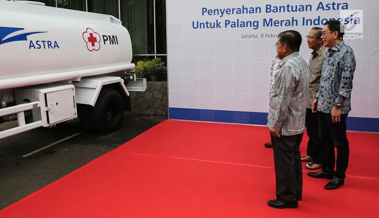 Ketum PMI Jusuf Kalla dan Presdir PT Astra International Tbk Prijono Sugiarto melihat truk tangki air di Kantor PMI, Jakarta, Jumat (8/2). PMI mendapat 10 truk tangki air dari Astra untuk operasi kemanusiaan di wilayah bencana. (Liputan6.com/Fery Pradolo)