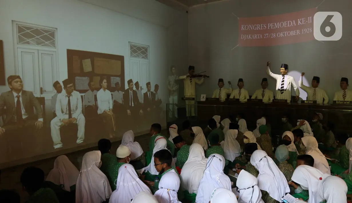 Pelajar menyaksikan tampilan audio visual peristiwa Sumpah Pemuda di Museum Sumpah Pemuda, Jakarta, Kamis (27/10/2022). Jelang peringatan Hari Sumpah Pemuda, museum tersebut ramai dikunjungi pelajar sebagai tujuan wisata edukasi yang memberikan wawasan tentang hari bersejarah ikrar Sumpah Pemuda saat Kongres Pemuda II yang digelar pada 27-28 Oktober 1928. (Liputan6.com/Herman Zakharia)
