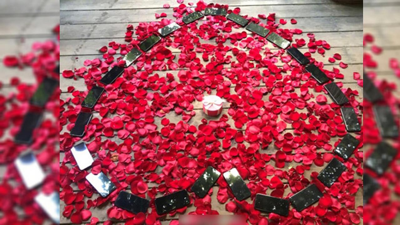 Pria Romantis, Lamar Kekasih dengan 25 iPhone X