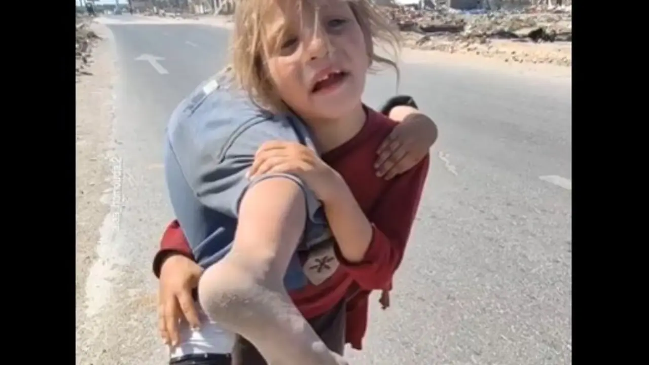 Video Bocah Palestina Gendong Adiknya yang Terluka Demi Mencari Pertolongan Bikin Publik Patah Hati