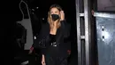 Tampil serba hitam di malam hari, Hailey Bieber mengenakan setelan Magda Butrym. (FOTO: Instagram/stylememaeve).