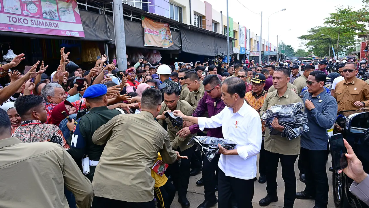 Presiden Joko Widodo atau Jokowi saat meninjau Pasar Sanggam Adji Dilayas, Kamis (26/9/2024)