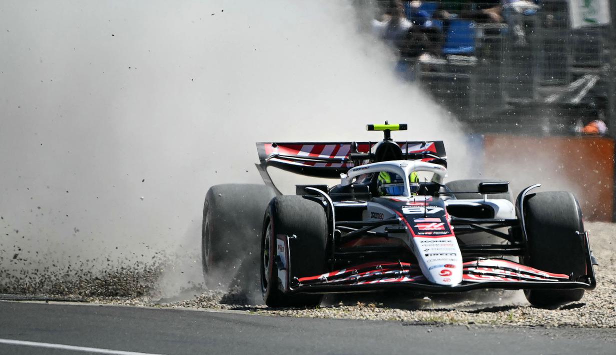 Pembalap Haas, Ollie Bearman tergelincir di area gravel lintasan dalam sesi latihan bebas Formula 1 GP Australia 2025 di Sirkuit Albert Park, Melbourne, Australia pada Jumat (14/03/2025). (AFP/Paul Crock)
