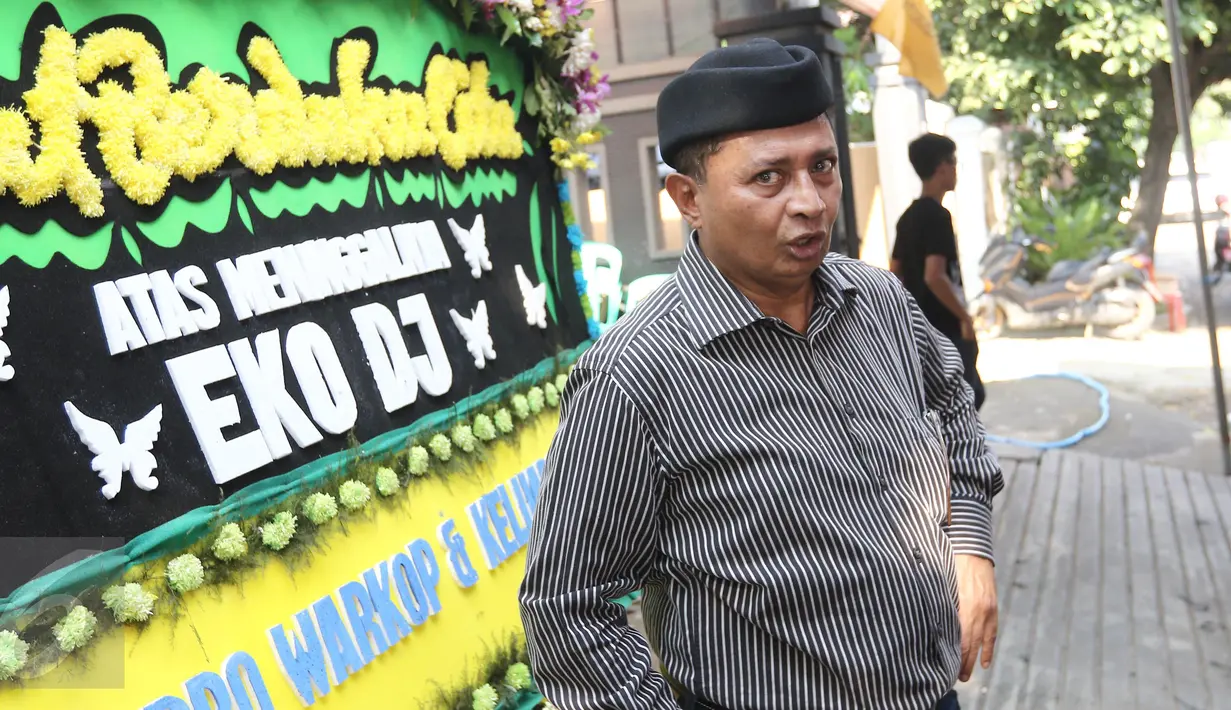 Komedian Kadir saat melayat ke rumah duka Alm Eko Koeswoyo alias Eko DJ di kawasan Pondok Kelapa, Jakarta, Selasa (28/3). Eko Dj meninggal dunia karena penyakit jantung dan gagal ginjal yang dideritanya. (Liputan6.com/Herman Zakharia)