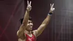 Lifter Indonesia, Deni, menyapa suporter saat berlaga pada Asian Games di JIExpo, Jakarta, Rabu (22/8/2018). Deni memastikan lolos ke final setelah berhasil membukukan poin terbaik dengan total angkatan seberat 318 kg. (Bola.com/Vitalis Yogi Trisna)