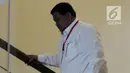 Bupati Labuhanbatu Utara Khairuddin Syah Sitorus menaiki tangga bersiap menjalani pemeriksaan di gedung KPK, Jakarta, Senin (20/8 Khaerudin Sitorus diperiksa terkait suap APBN-P tahun 2018. (Merdeka.com/Dwi Narwoko)