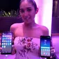 Samsung A6 Plus (tangan kanan) dan Samsung A6. Dok: Tommy Kurnia/Liputan6.com