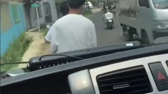 Tangkapan layar video viral mobil ambulans dihadang pengendara motor hingga dirusak di Depok. (Dok. Istimewa)