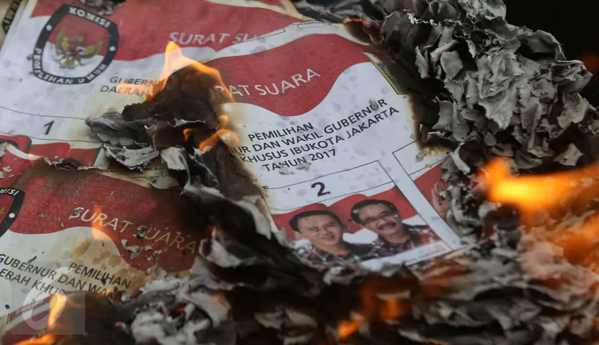 Surat suara yang rusak dibakar di Kantor KPUD DKI Jakarta, Selasa (14/2). KPUD DKI Jakarta memusnahkan 46.628 surat suara, dengan rincian 22.444 surat suara yang cacat atau rusak serta 24.184 surat suara baik sisa. (Liputan6.com/Immanuel Antonius)
