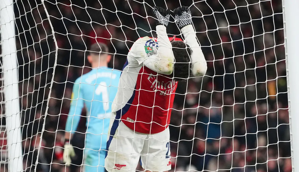 Pemain Arsenal, Kai Haverts, terlihat kecewa setelah ditaklukkan Newcastle United dalam laga leg pertama semifinal Carabao Cup 2024/2025 yang digelar di Emirates Stadium, Rabu (8/1/2025) dini hari WIB. (AP Photo/Kirsty Wigglesworth)