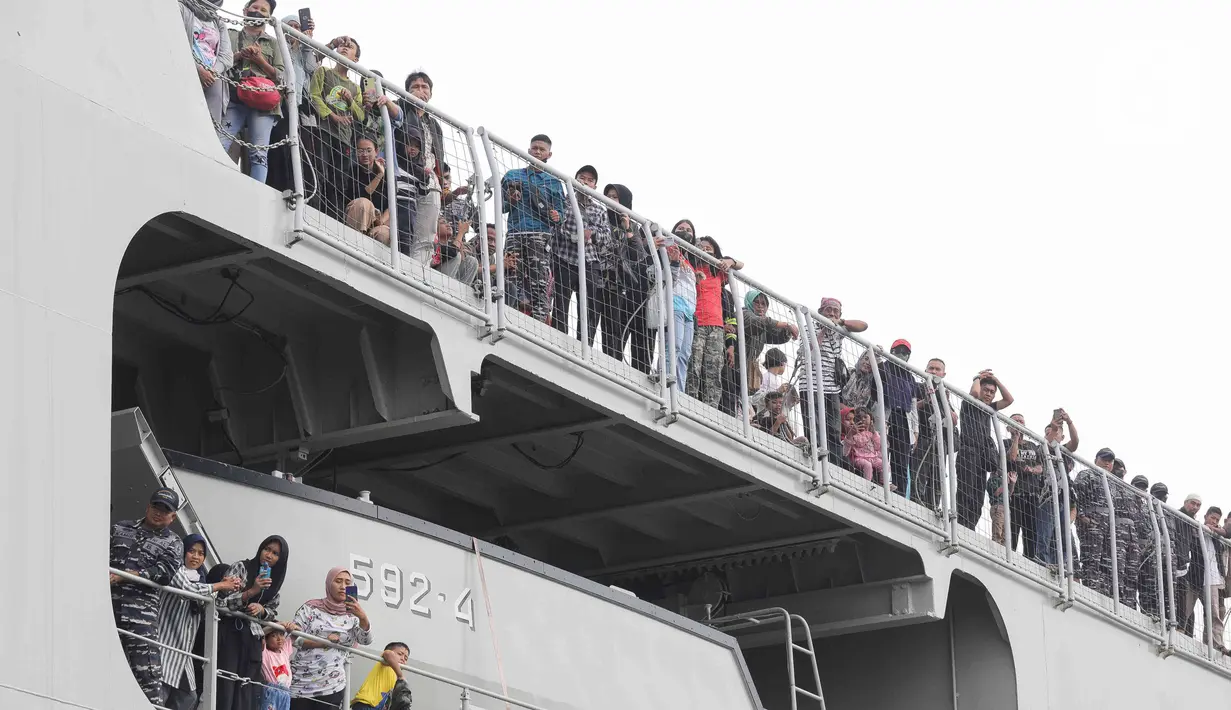 KRI Banjarmasin-592 itu berangkat dari Jakarta menuju Semarang, Jawa Tengah, dan Surabaya, Jawa Timur. (Liputan6.com/Herman Zakharia)