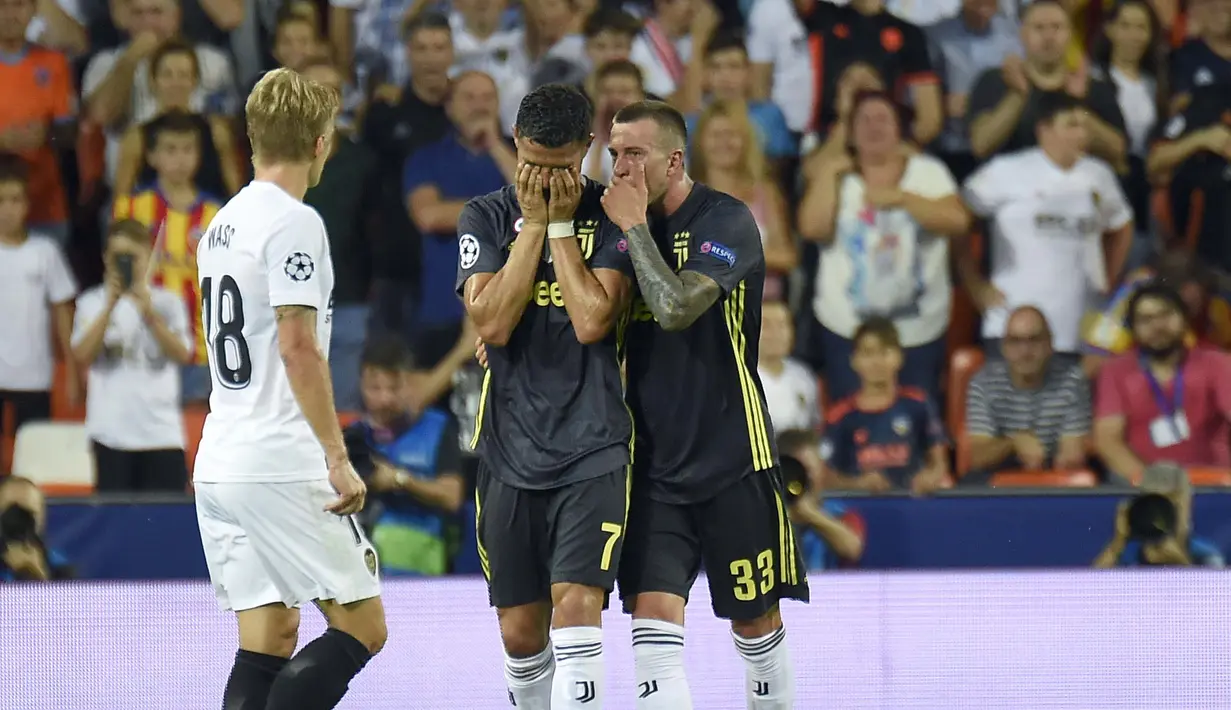 Striker Juventus, Cristiano Ronaldo, menangis usai mendapat kartu merah dari wasit saat melawan Valencia pada laga Liga Champions di Stadion Mestalla, Valencia, Rabu (19/9/2018). Juventus menang 2-0 atas Valencia. (AP/Alberto Saiz)
