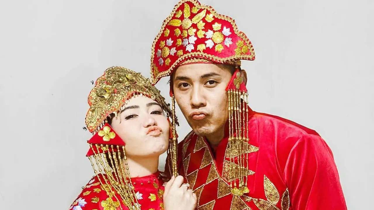 Penyanyi dangdut Via Vallen menikah dengan vokalis papinka Chevra Yolandi pada Jumat 15 Juli 2022 (Foto: Instagram @viavallen)