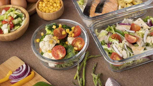 Variasi dan kombinasikan menu makanan untuk meal prep diet