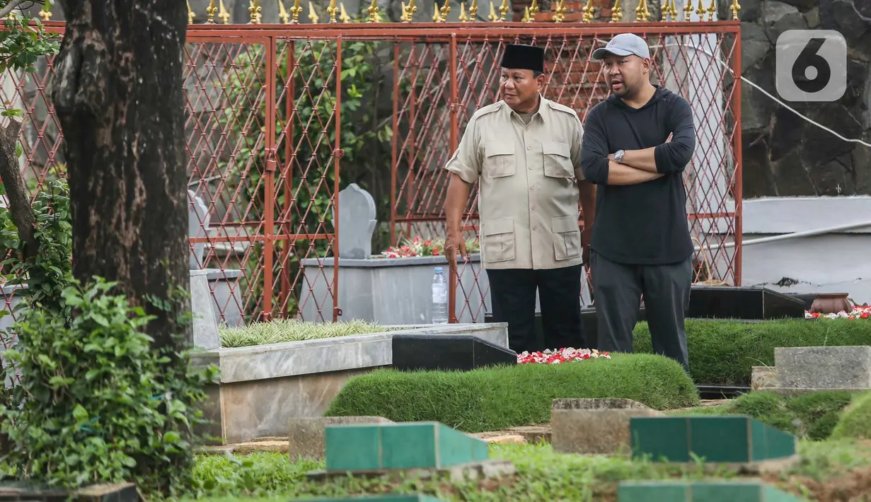 Di TPU Karet Bivak, Prabowo terlihat bersama anaknya Ragowo Hediprasetyo Djojohadikusumo atau Didit. (Liputan6.com/Angga Yuniar)