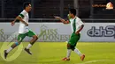 Andik Vermansyah menunjuk Dendi Santoso usai mencetak gol ke gawang Papua Nugini (Liputan6.com/Helmi Fithriansyah)