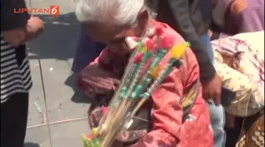 Tradisi Grebeg Iduladha yang Dilakukan Kraton Jogjakarta setiap tahun menjadi hal yang dinanti warga. Masayarakat  Jogja, meyakini dengan mengambil bahan-bahan yang ada di Gunungan dapat memberikan berkah dalam kehidupannya.