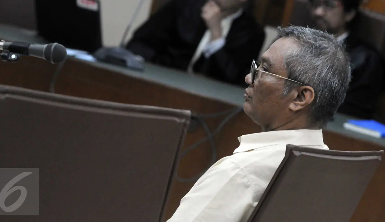 Terdakwa kasus dugaan korupsi pengadaan UPS, Alex Usman saat Sidang Tuntutan di Pengadilan Tipikor, Jakarta, Kamis (3/3/2016). JPU menuntut hukuman 7 tahun dengan denda Rp 500 juta subsider 6 bulan kurungan. (Liputan6.com/Helmi Afandi)