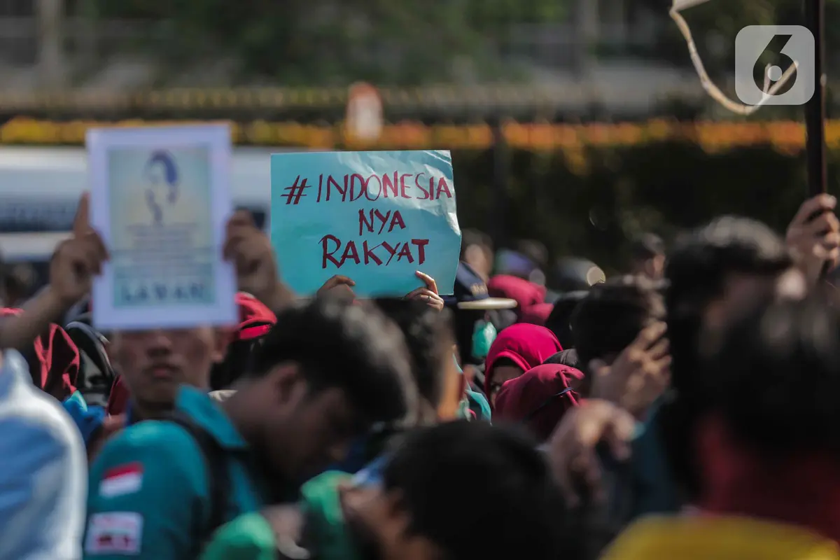 Mahasiswa Gelar Demo di Patung Kuda