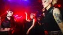 Para perempuan menari saat berada di Duncker Club di Berlin, Jerman, (30/8). Para wanita itu musisi Italia yang tinggal di Berlin dan merayakan ulang tahun di klub, yang salah satunya adalah penyanyi dalam band punk Berlin. (REUTERS/Hannibal Hanschke)