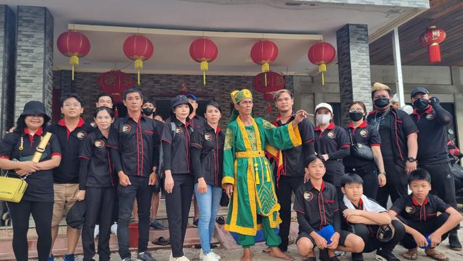 <p>Tatung Dewa Trenggiling dari Sambas</p>