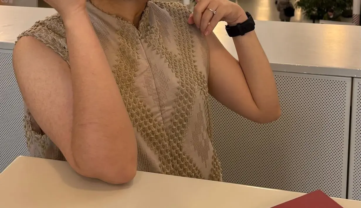 Meski berbusana simple, Rachel Amanda tetap kenakan topi toga sebagai momen selebrasinya. [@auroramanda95]