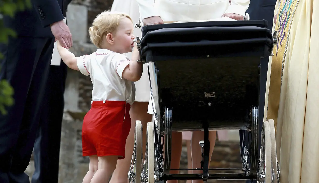Pangeran George tampak memperhatikan sang adik, Putri Charlotte yang berada di kereta bayi, usai upacara pembaptisan Charlotte di Gereja St. Mary Magdalene, Sandringham, Inggris, Minggu (5/7/2015). (REUTERS/Chris Jackson/Pool)