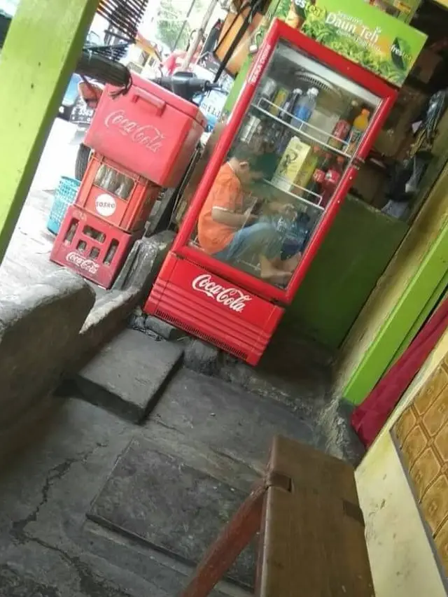 Efek Cuaca Panas, 6 Tingkah Bocah 'Ngadem' di Kulkas Ini Kocak