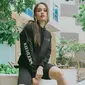 Gaya casual Cinta Laura saat menggunakan hoodie berwarna hitam khusus karyanya ini juga tak lepas jadi sorotan. Tampil sederhana dengan rambut terikat setengahm penampilan Cinta ini juga tuai pujian netizen. (Liputan6.com/IG/@claurakiehl)